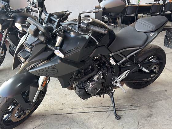 SUZUKI GSX-8S 